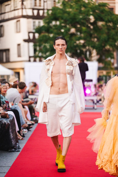 La diseñadora de moda leonesa María Lafuente participa en un desfile de moda inclusivo contra la ceguera