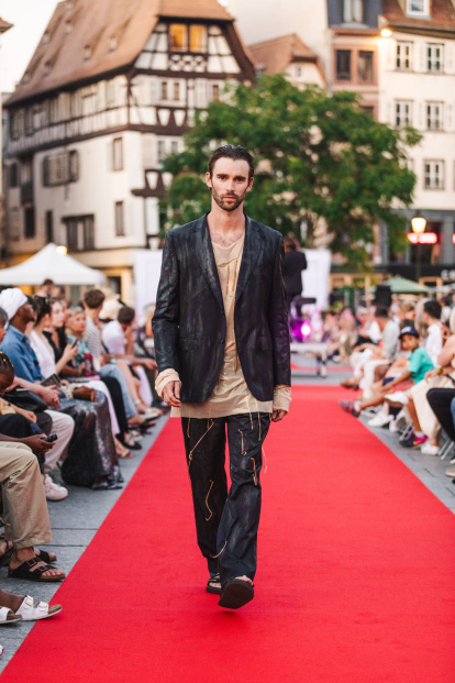 La diseñadora de moda leonesa María Lafuente participa en un desfile de moda inclusivo contra la ceguera