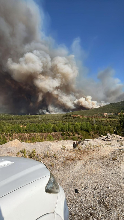 Avance del incendio de Yeres que asedia Las Médulas en León