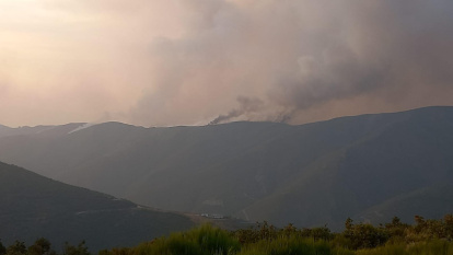 Avance del incendio de Yeres que asedia Las Médulas en León