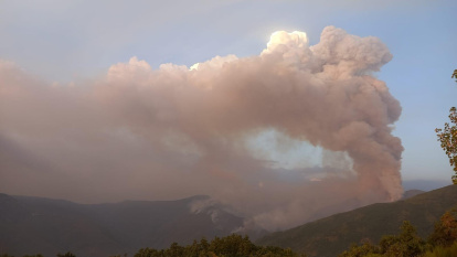 Avance del incendio de Yeres que asedia Las Médulas en León