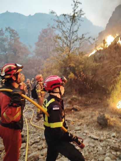 Trabajos de la UME en el incendio de Porto/Sanabria