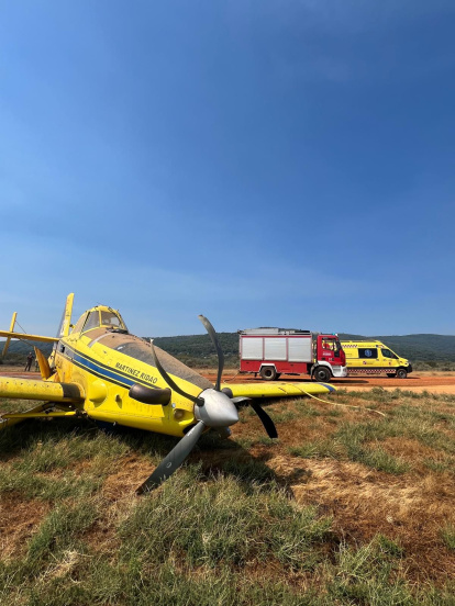 Una avioneta hace un aterrizaje de emergencia en la base de Rosinos de la Requejada (Zamora) tras sufrir daños en un estabilizador