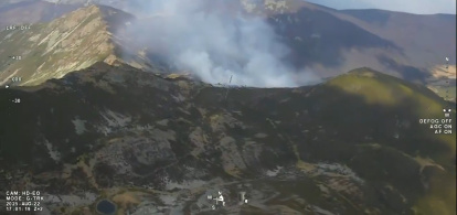 Trabajos de extinción en el incendio de Fasgar en León.