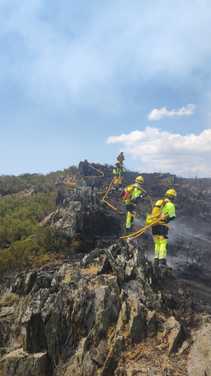 Bomberos forestales de la Generalitat de Valencia colaboran en la extinción de los incendios de Yeres e Igüeña, en León