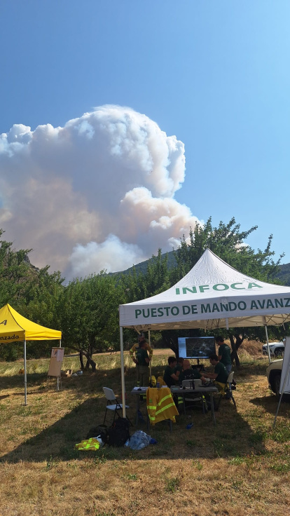 Miembros de Infoca de Andalucía colaboran en la extinción del incendio de Barniedo de la Reina (León)