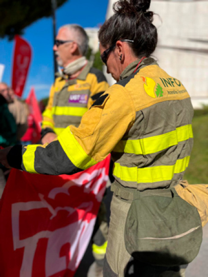 Una agente forestal durante una concentración tras los incendios.