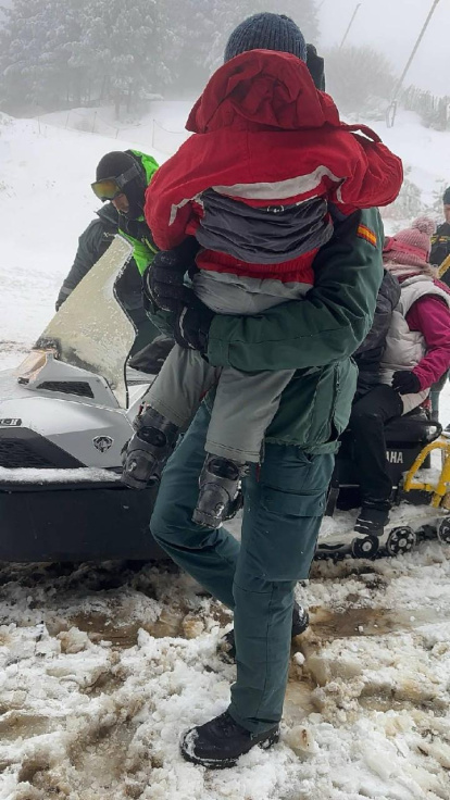 Un guardia civil durante la evacuación de la estación de esquí de La Pinilla en Segovia.