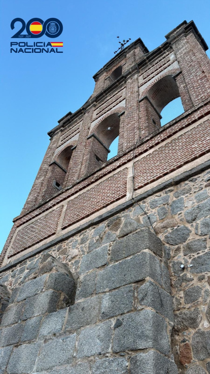 Un dron se estrella contra una espadaña de la muralla de Ávila