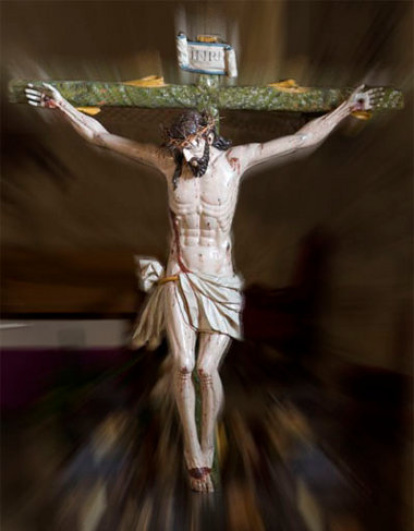 El Cristo del Amparo, talla de 1787 según la Hermandad, concentra la fuerza emocional del rito en su sobriedad y realismo