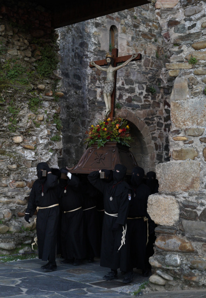 Un momento del Viacrucis penitencial en el Castillo de los Templarios de Ponferrada con las imágenes del Cristo de la Esperanza y el Cristo de la Fortaleza