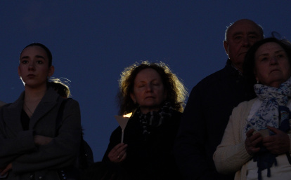 Un momento del Viacrucis penitencial en el Castillo de los Templarios de Ponferrada con las imágenes del Cristo de la Esperanza y el Cristo de la Fortaleza