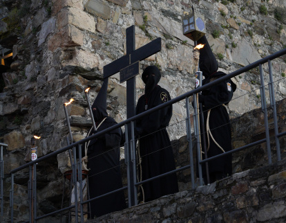 Un momento del Viacrucis penitencial en el Castillo de los Templarios de Ponferrada con las imágenes del Cristo de la Esperanza y el Cristo de la Fortaleza
