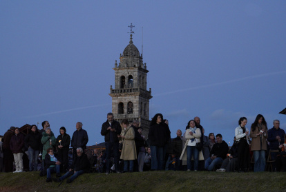 Un momento del Viacrucis penitencial en el Castillo de los Templarios de Ponferrada con las imágenes del Cristo de la Esperanza y el Cristo de la Fortaleza