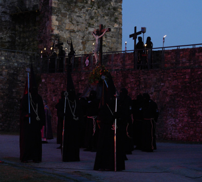 Un momento del Viacrucis penitencial en el Castillo de los Templarios de Ponferrada con las imágenes del Cristo de la Esperanza y el Cristo de la Fortaleza