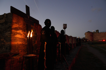 Un momento del Viacrucis penitencial en el Castillo de los Templarios de Ponferrada con las imágenes del Cristo de la Esperanza y el Cristo de la Fortaleza