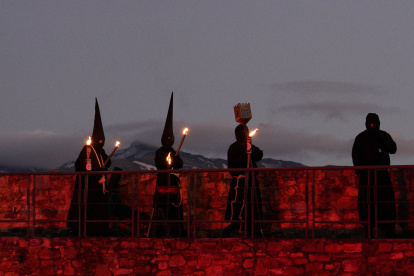 Un momento del Viacrucis penitencial en el Castillo de los Templarios de Ponferrada con las imágenes del Cristo de la Esperanza y el Cristo de la Fortaleza