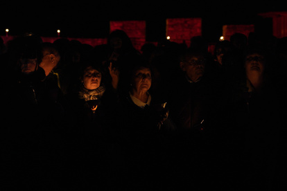 Un momento del Viacrucis penitencial en el Castillo de los Templarios de Ponferrada con las imágenes del Cristo de la Esperanza y el Cristo de la Fortaleza