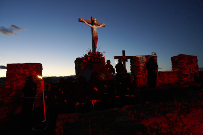 Un momento del Viacrucis penitencial en el Castillo de los Templarios de Ponferrada con las imágenes del Cristo de la Esperanza y el Cristo de la Fortaleza