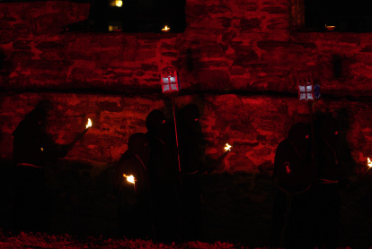 Un momento del Viacrucis penitencial en el Castillo de los Templarios de Ponferrada con las imágenes del Cristo de la Esperanza y el Cristo de la Fortaleza