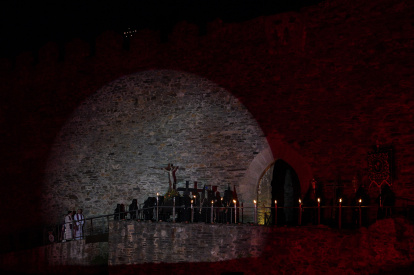 Un momento del Viacrucis penitencial en el Castillo de los Templarios de Ponferrada con las imágenes del Cristo de la Esperanza y el Cristo de la Fortaleza