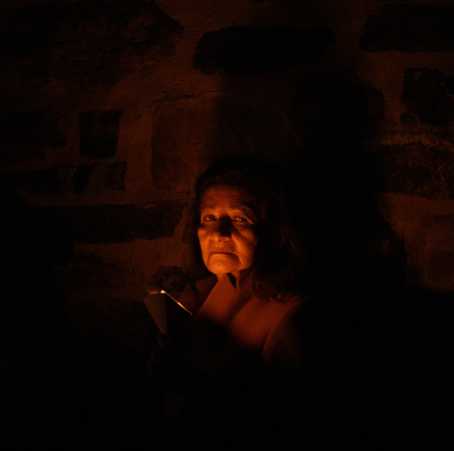 Un momento del Viacrucis penitencial en el Castillo de los Templarios de Ponferrada con las imágenes del Cristo de la Esperanza y el Cristo de la Fortaleza