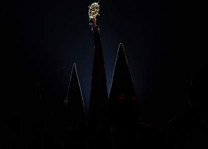 Un momento del Viacrucis penitencial en el Castillo de los Templarios de Ponferrada con las imágenes del Cristo de la Esperanza y el Cristo de la Fortaleza
