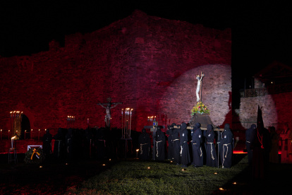 Un momento del Viacrucis penitencial en el Castillo de los Templarios de Ponferrada con las imágenes del Cristo de la Esperanza y el Cristo de la Fortaleza
