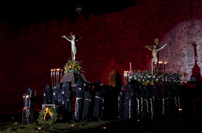 Un momento del Viacrucis penitencial en el Castillo de los Templarios de Ponferrada con las imágenes del Cristo de la Esperanza y el Cristo de la Fortaleza