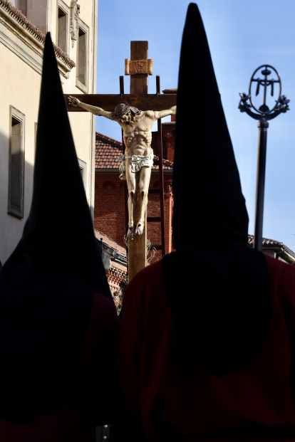 Acto del Desenclavo de Cristo en el transcurso de la Procesión del Santo Cristo del Desenclavo de la Semana Santa de León.
