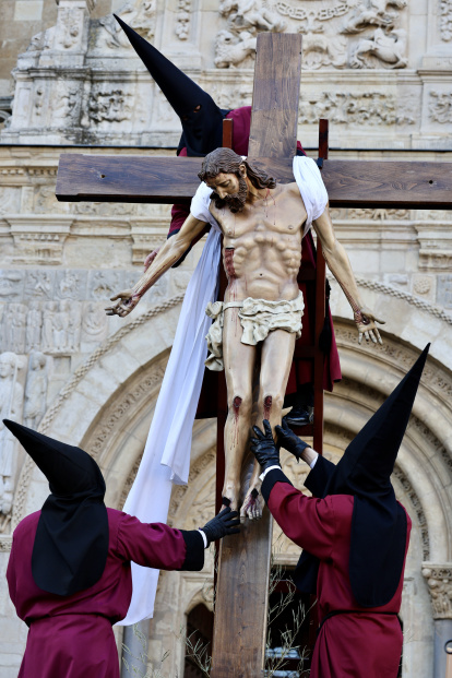 Acto del Desenclavo de Cristo en el transcurso de la Procesión del Santo Cristo del Desenclavo de la Semana Santa de León.