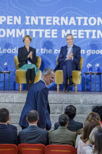 El rey Felipe VI y el presidente de la Junta de Castilla y León, Alfonso Fernández Mañueco, asisten a la jornada inaugural de la reunión del Comité Internacional de Aspen Institute