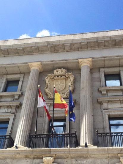 El emblema, situado sobre el balcón principal, destaca entre las banderas oficiales como un vestigio histórico singular