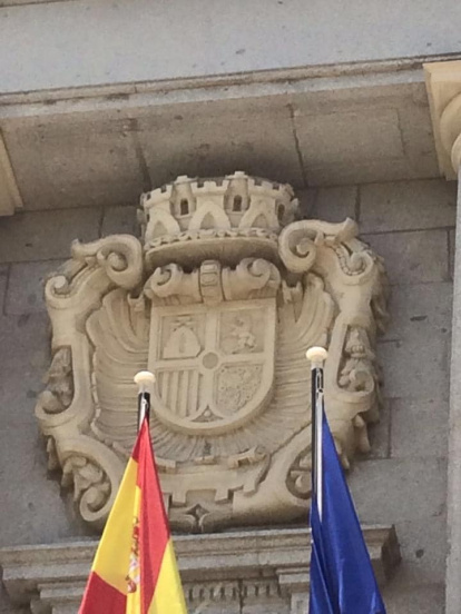 El escudo republicano, aún visible en la fachada del antiguo Banco de España en Ávila, ha sobrevivido intacto desde los años 30 pese a los cambios políticos