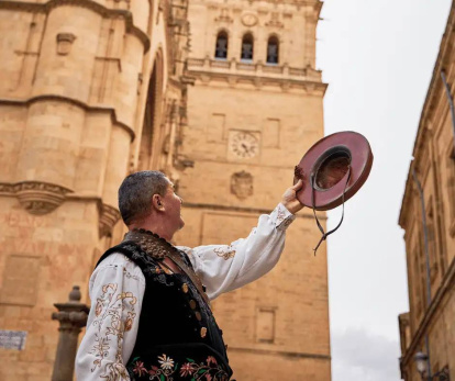 El Mariquelo rinde homenaje a la historia desde los pies de la torre de la Catedral de Salamanca