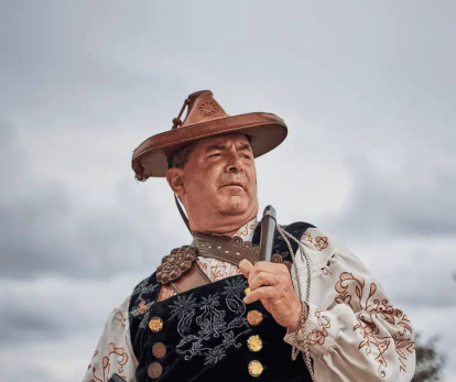 Ataviado con el traje charro, Ángel Rufino de Haro simboliza la continuidad del folclore salmantino y su legado cultural
