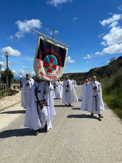 Vecinos de Médulas y alrededores en la puesta bajo el lema ‘Ruina Montiun resiste’.