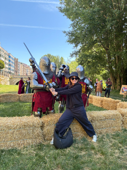 La figura del Cid y la recreación histórica protagonizan en Burgos el rodaje del programa taiwanés 'What A Trip 2'