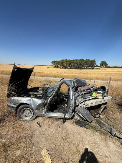 Estado en el que quedó el coche tras el impacto del autobús.