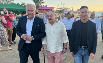 Nicanor Sen, Julio César Fernández y Javier Alfonso Cendón, en la feria del vino de Pajares de los Oteros (León).